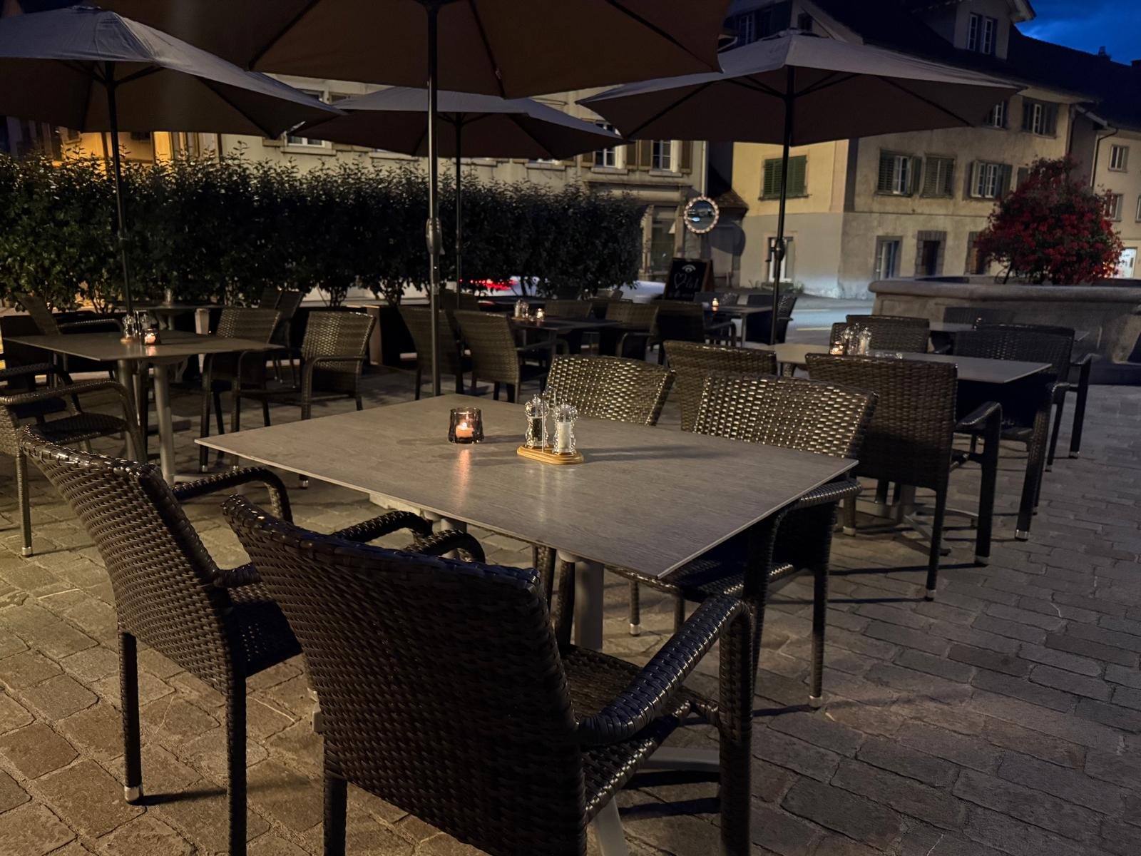 Terrasse des Rigi am Abend mit Kerzenlicht auf den Tischen