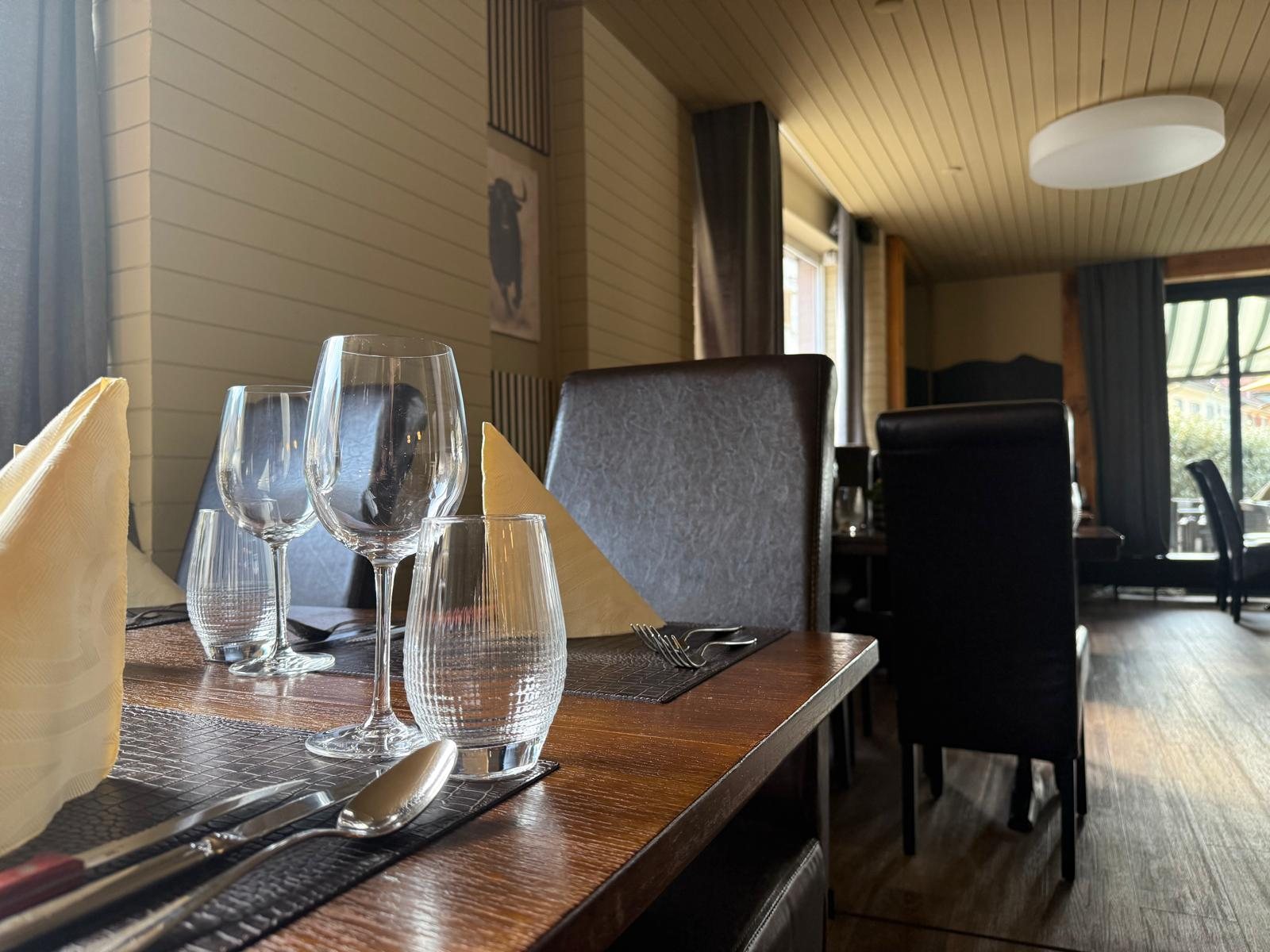 Gedeckter Tisch am Fenster im Rigi Steakhouse
